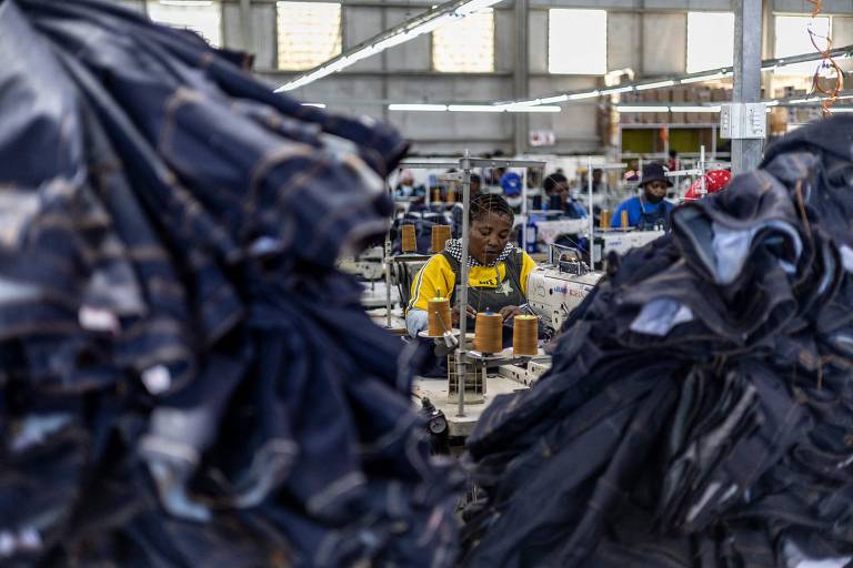Lesoto, conhecida como "a capital do denim da África", construiu uma indústria têxtil em torno do acesso livre de tarifas aos EUA sob a Agoa (Lei de Crescimento e Oportunidades para a África), que foi introduzida em 2000 para impulsionar o desenvolvimento em países pobres. O país africano teve um superávit comercial de US$ 235 milhões (R$ 1,34 bilhão) com os EUA em 2024 e agora pagará tarifa de 50% apesar de estar entre as nações mais pobres do mundo.