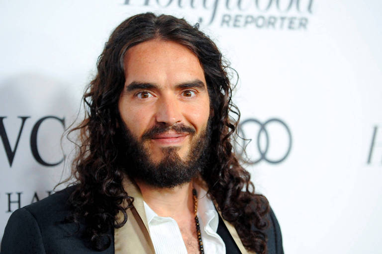 Ator Russell Brand é acusado de estupro e agressão sexual por quatro mulheres