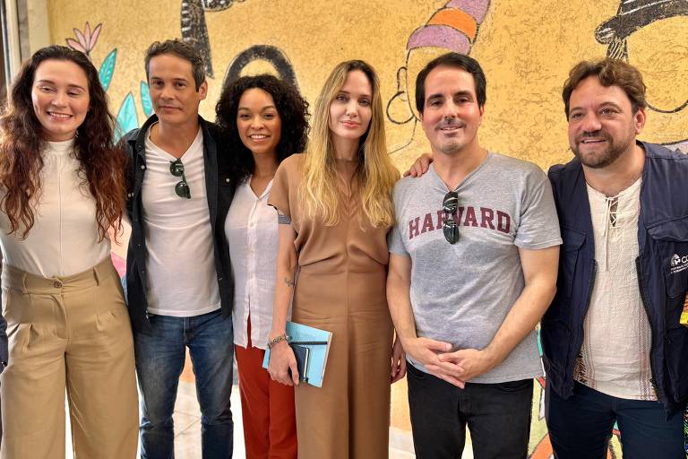 Angelina Jolie visita ONG de imigrantes e refugiados na zona leste de SP