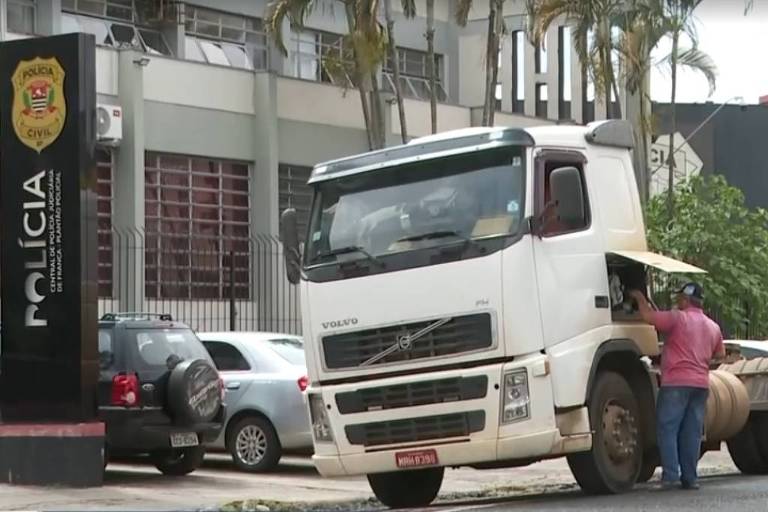 Quadrilha rouba carga de R$ 1,5 milhão de café, recuperada horas depois