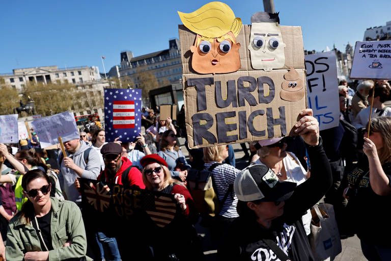 Em Londres, algumas centenas de pessoas se reuniram na Trafalgar Square