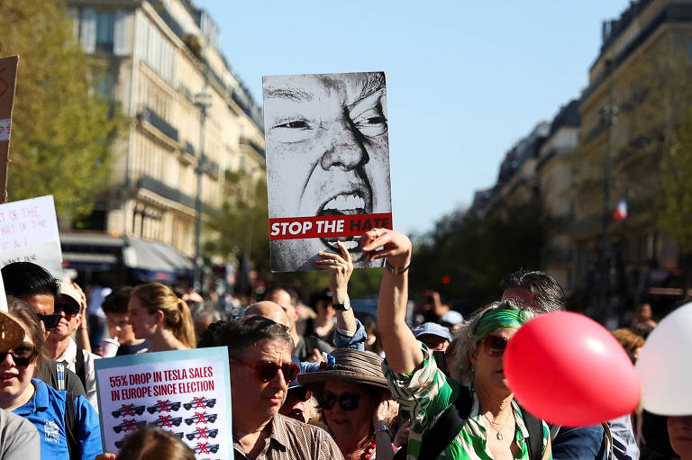 'Pare com o ódio', diz cartaz durante manifestação contra o presidente dos EUA, Donald Trump, em Paris, onde cerca de 200 pessoas, na maioria americanos, se reuniram na Place de la République