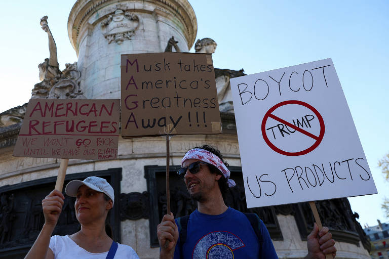 Ato em Paris pede boicote a produtos americanos