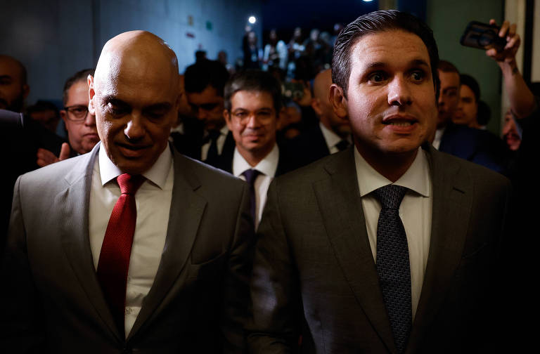 Moraes comunica Câmara sobre ordem de prisão contra Carla Zambelli