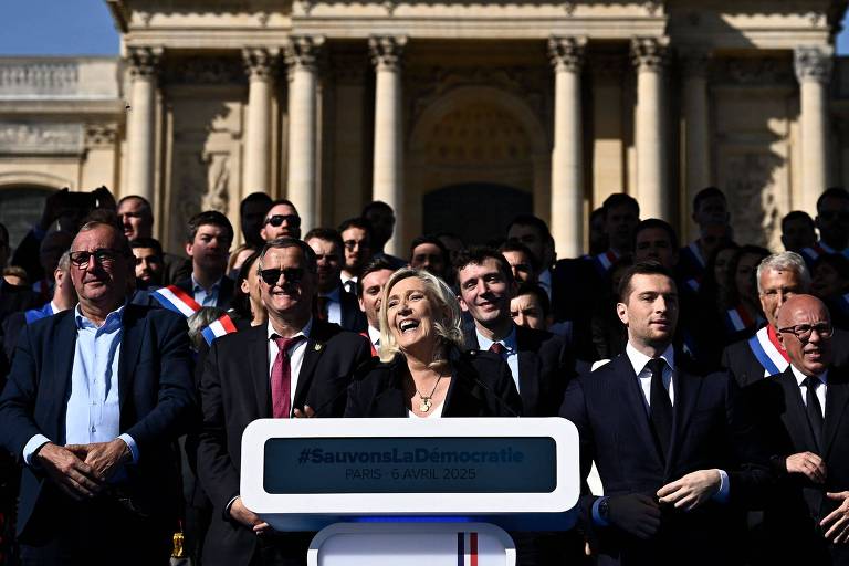 Milhares se reúnem em Paris por Le Pen, que diz se inspirar em Luther King