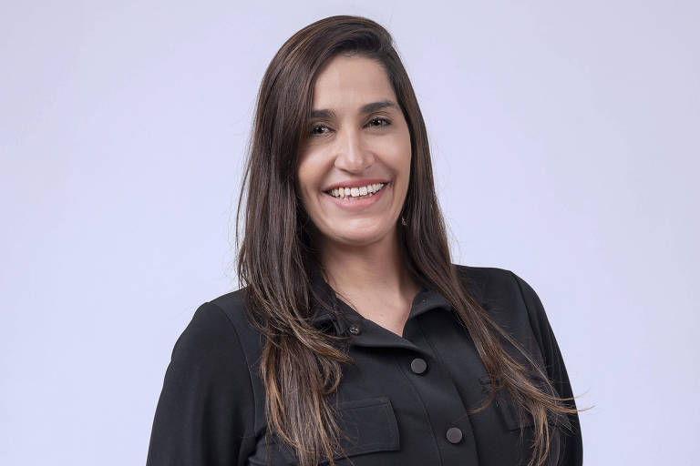 Mulher branca sorri