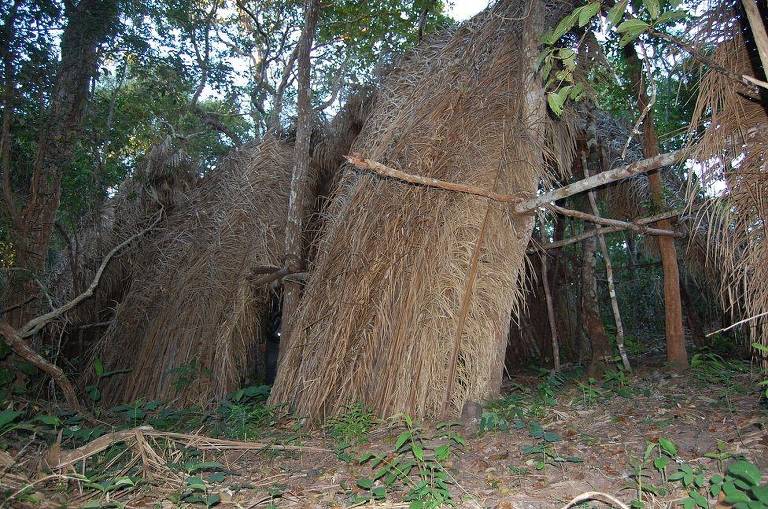 Moradia temporária feita de folhas de palmeira de babaçu; as redes podem medir até dois metros de comprimento