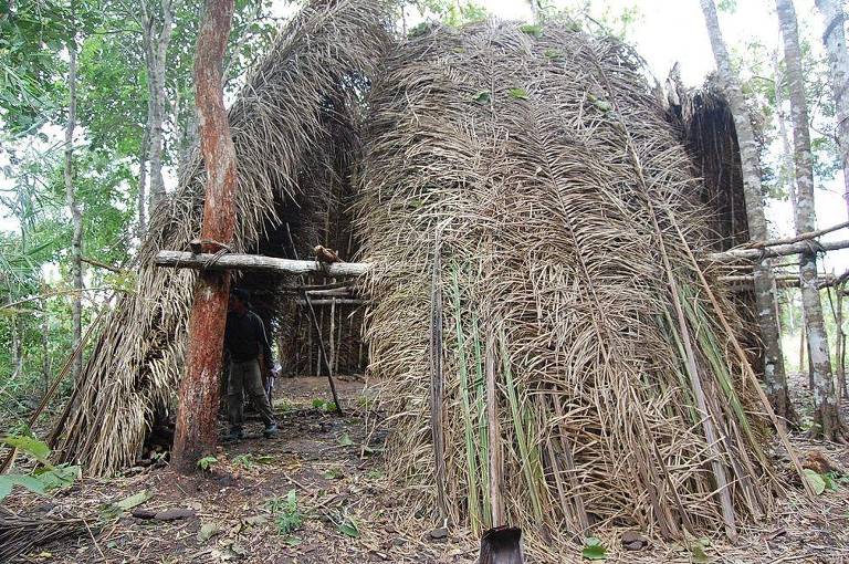 Um abrigo temporário que faz parte da dinâmica nômade da comunidade