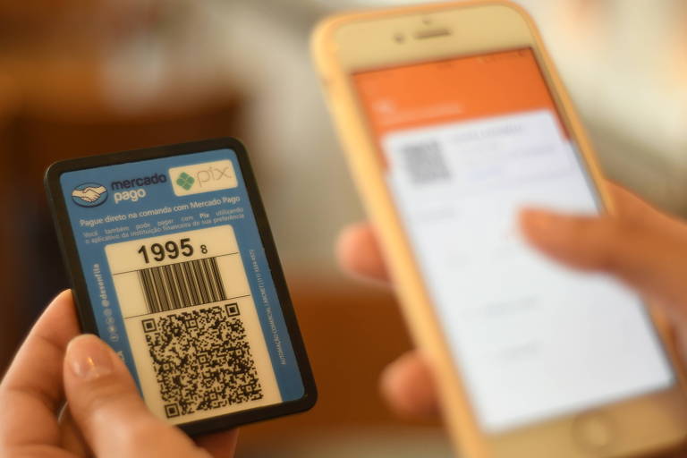 Veja como pagar ou receber Pix pelo QR Code