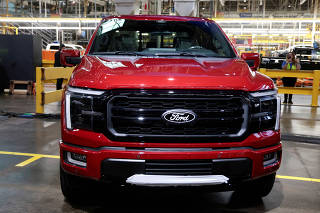 FILE PHOTO: US opens probe into nearly 1.3 million Ford F-150 trucks over unexpected gear shift