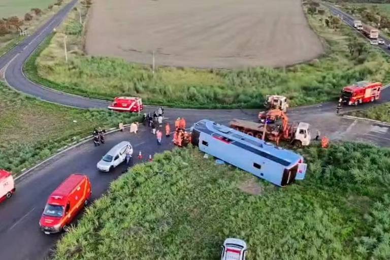 Ônibus tomba com 53 passageiros e deixa 11 mortos em Minas Gerais
