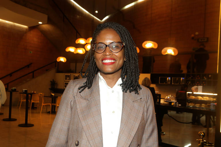 Temos direito de usar 'black na altura' no ambiente de trabalho, diz Djamila Ribeiro