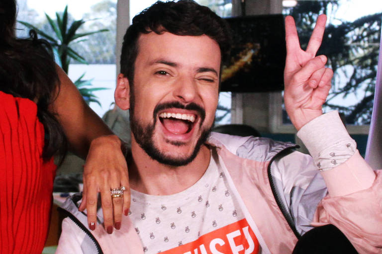 Flavia Noronha, Fefito e Nelson Rubens comandam o TV Fama