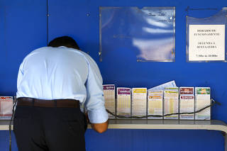 Apostadores fazem filas em casas lotéricas de Brasília. A Caixa Econômica Federal sorteia amanhã (12) a lotofácil da Independência.