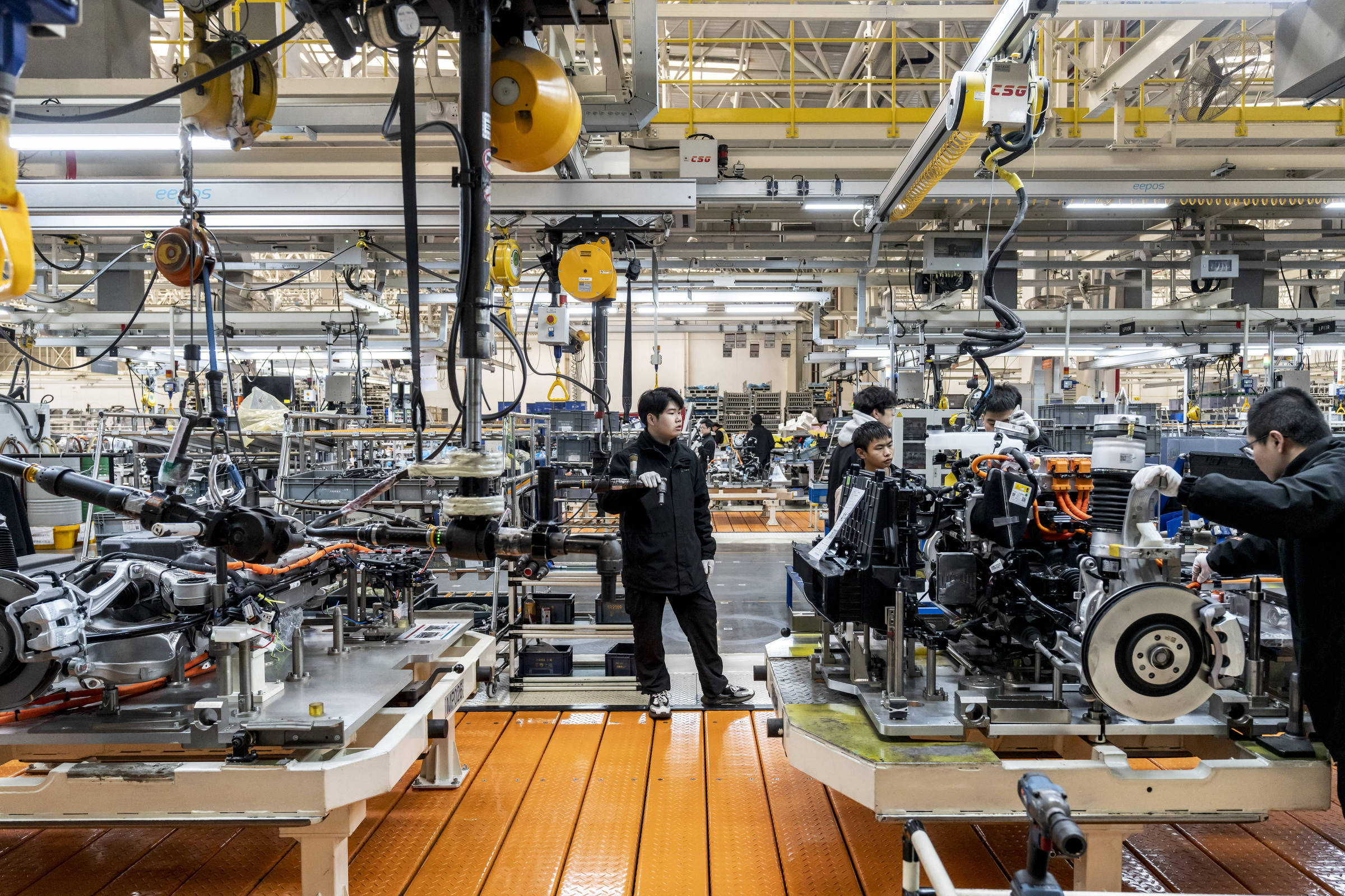 Atividade industrial da China contrai em abril com tarifas de Trump
