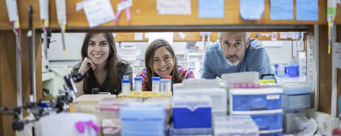RIO DE JANEIRO, RJ, BRASIL, 08-04-2025: Retrato da pesquisadora Bruna Valério, 35, da professora Mariana Abreu, 43, e do Professor Olavo Amaral, 45, no campus da UFRJ (Universidade Federal do Rio de Janeiro). A UFRJ está à frente da Iniciativa Brasileira de Reprodutibilidade. O trabalho quão replicáveis são os resultados de pesquisas biomédicas feitas no Brasil. (Foto: Eduardo Anizelli/ Folhapress, CIÊNCIA) ***EXCLUSIVO***