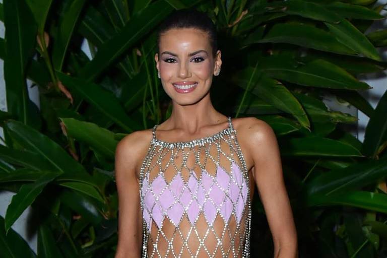 Camila Queiroz comemora dez anos de carreira na TV e diz que 'Verdades Secretas' foi um marco