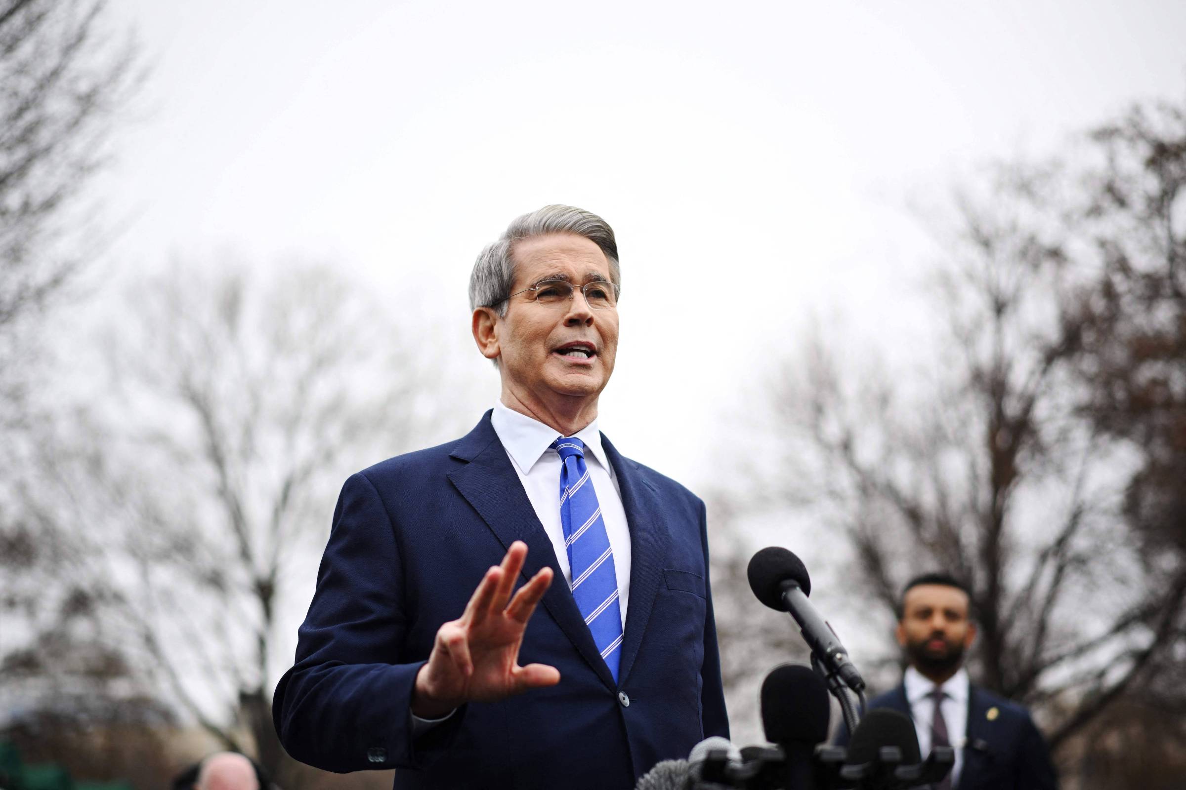 País que se alinhar à China 'cava a própria cova', diz secretário do Tesouro dos EUA; Trump pede calma a americanos