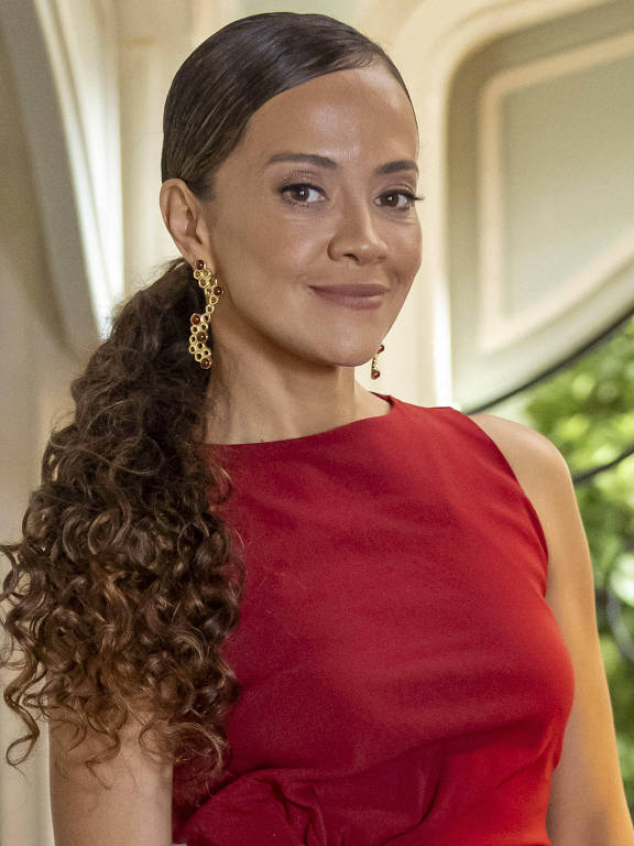 Tânia (Aline Borges)