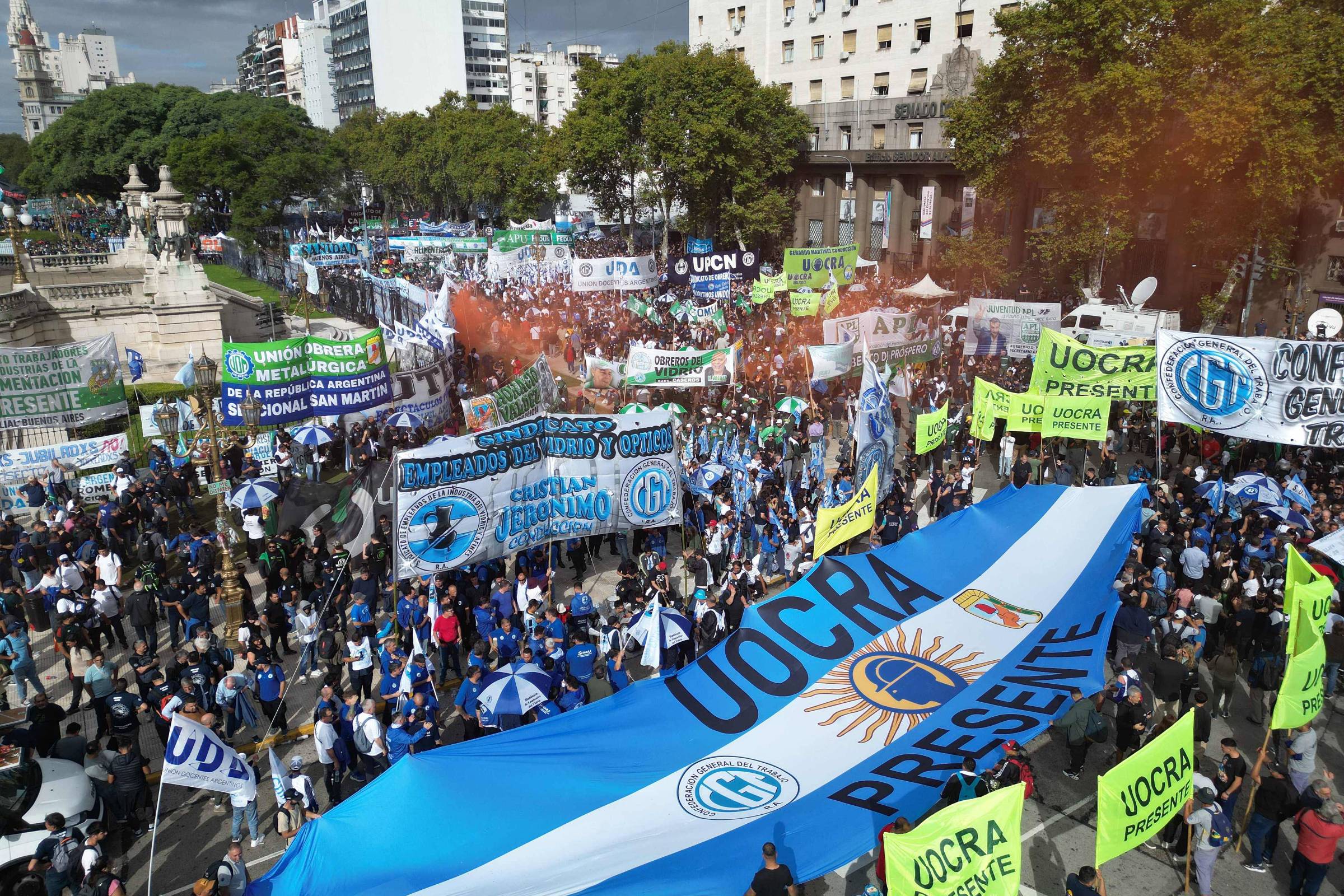 Milei enfrenta terceira greve geral contra políticas de ajuste fiscal na Argentina