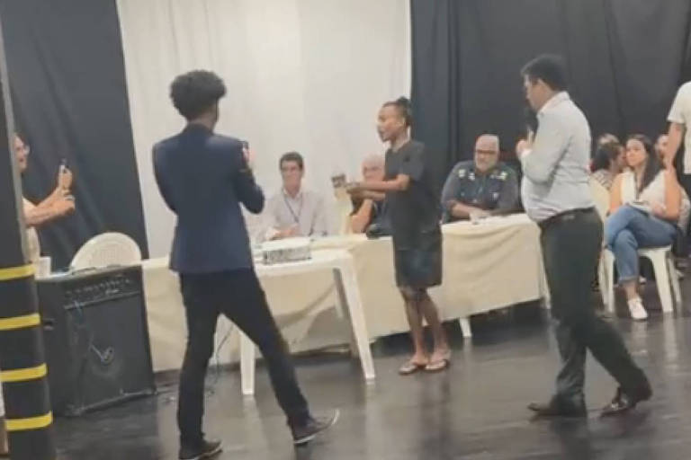 Comunidade em Belém confronta empresa de saneamento com água suja da torneira