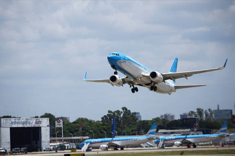 Companhias aéreas cancelam voos para a Argentina em dia de greve; veja o que fazer