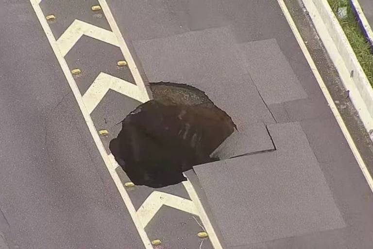 Cratera interdita marginal Tietê na altura da ponte Atílio Fontana, na zona oeste de SP