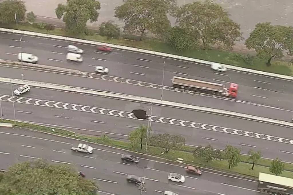 Cratera na marginal Tietê, em São Paulo, reabre um mês depois