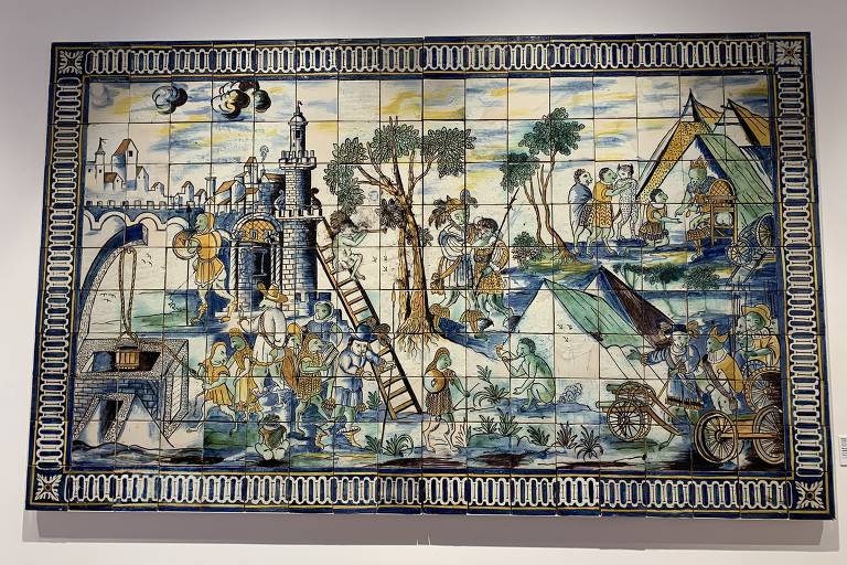 Painel com a chamada 'macacaria', na qual as figuras humanas são representadas como animais, no Museu do Azulejo, em Estremoz, Portugal