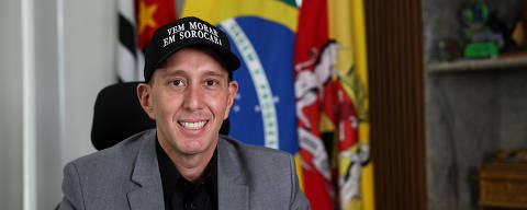 SOROCABA, SP, BRASIL, 14.02.2025: Retrato do prefeito de Sorocaba, Rodrigo Manga (Republicanos), em seu gabinete na prefeitura. (Foto: Zanone Fraissat/Folhapress)