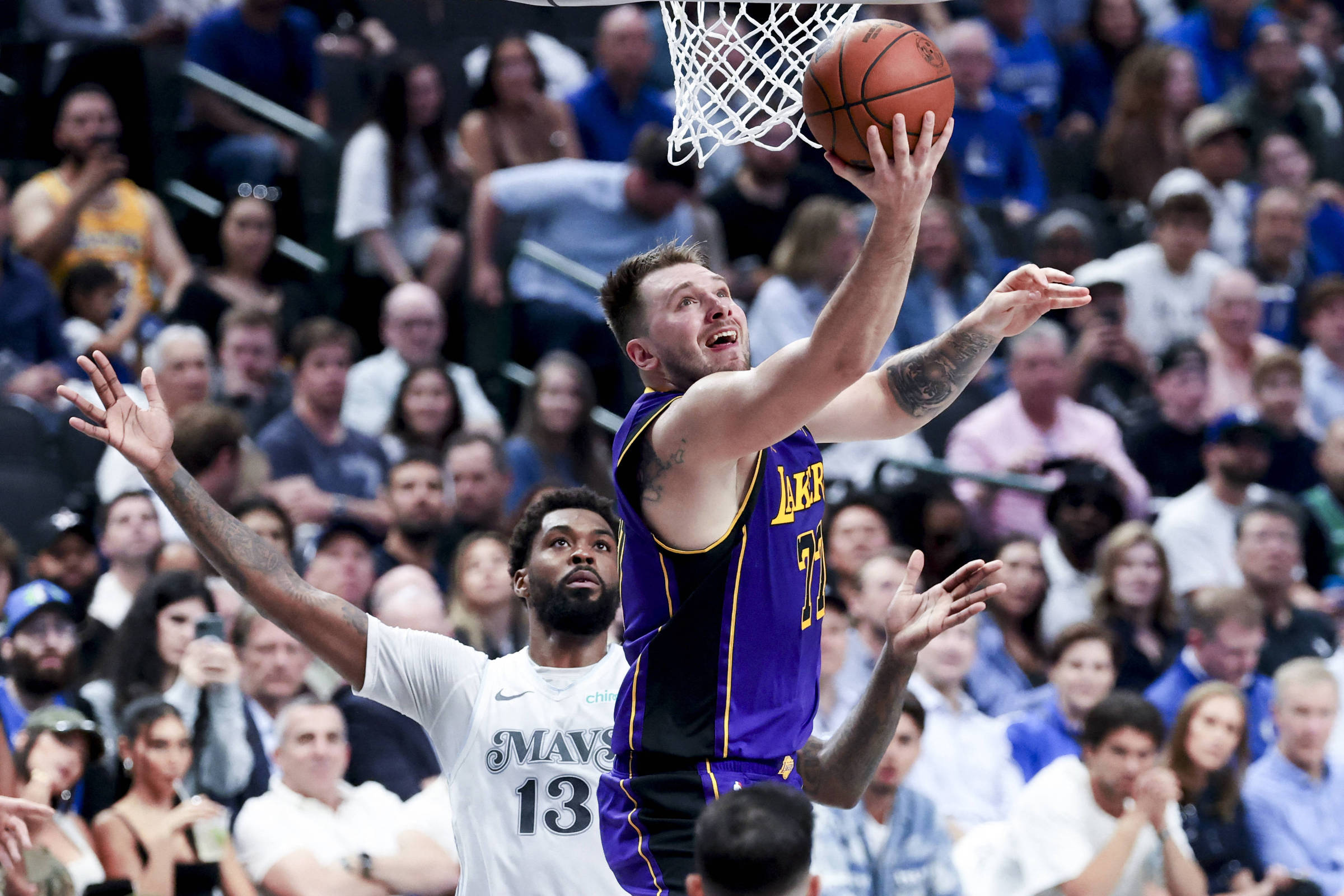 Já classificados aos playoffs, Lakers recebem o Rockets; veja destaques da TV