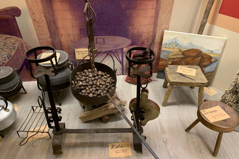 Utensílios usados para torrar as castanhas em exposição no Museu da Castanha, em Bragança