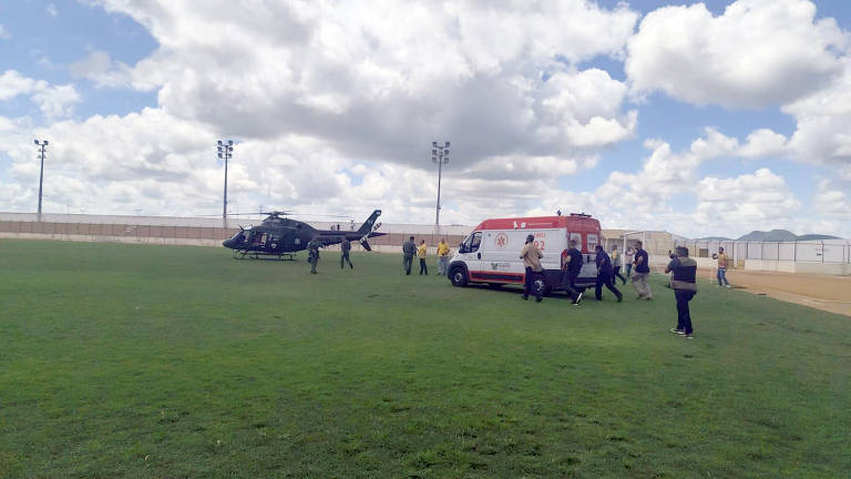 O ex-presidente foi atendido inicialmente no Hospital Regional de Santa Cruz (RN) e então levado de ambulância do Samu até um campo de futebol do município, onde foi transferido de helicóptero para Natal