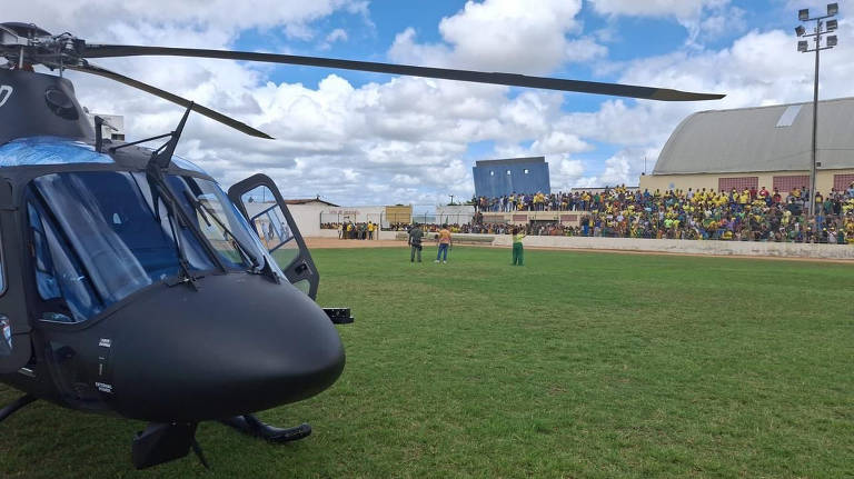 Apoiadores foram ao campo para acompanhar a transferência de Bolsonaro para Natal, em helicóptero da Secretaria de Segurança Pública do RN