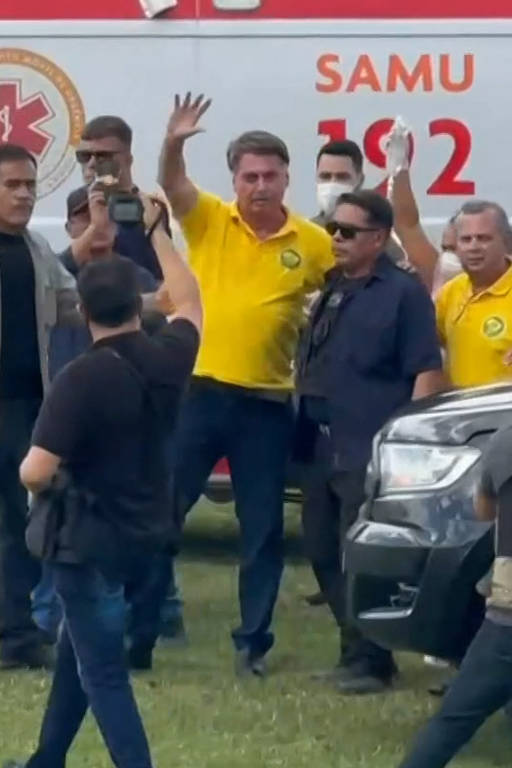 Bolsonaro acenou para apoiadores antes de entrar no helicóptero