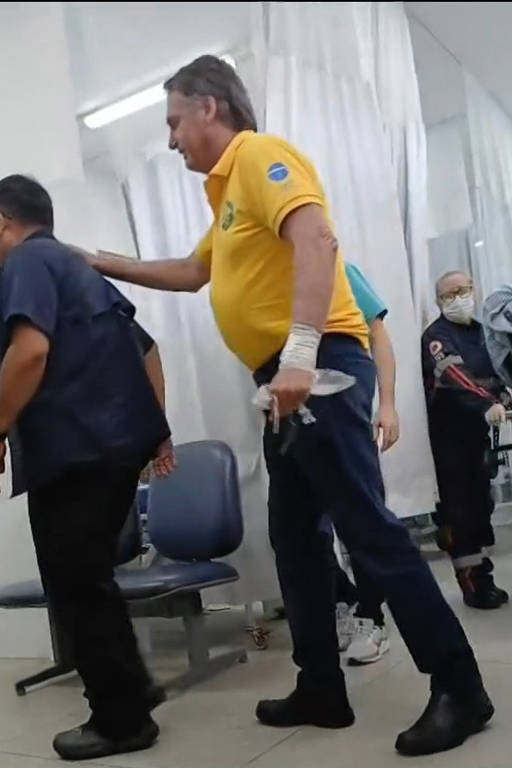 Segundo o líder da oposição no Senado, Rogério Marinho (PL-RN), as dores do ex-presidente estão relacionadas à facada que ele levou durante a campanha de 2018, que resultou em uma série de cirurgias desde então