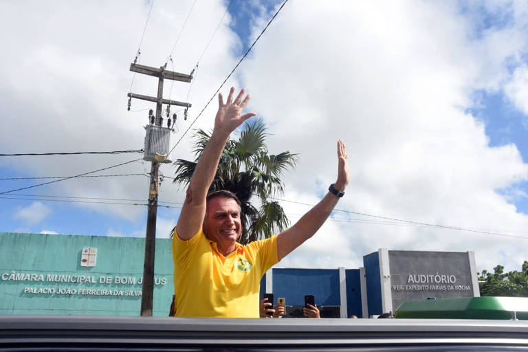 Bolsonaro discursou para apoiadores na cidade de Bom Jesus (RN), momentos antes de passar mal; o problema seria decorrente da facada que ele levou em 2018