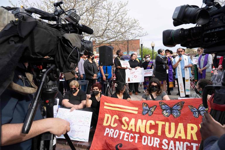 Governo Trump revoga autorização temporária de imigrantes e ordena que se 'autodeportem agora'
