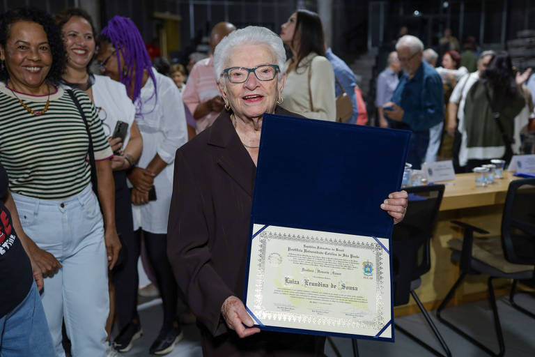 Luiza Erundina recebe título de doutora honoris causa na PUC