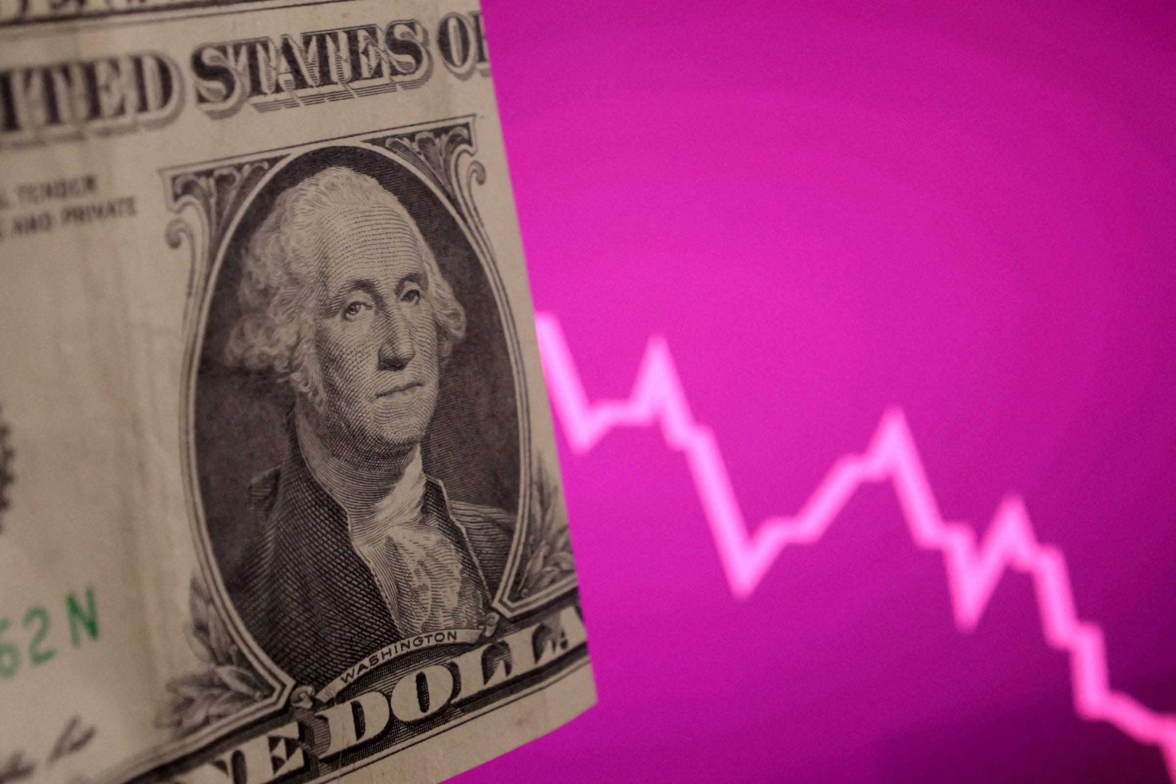 Dólar em Risco: 5 Fatores que Ameaçam Seu Status de Porto Seguro em 2025