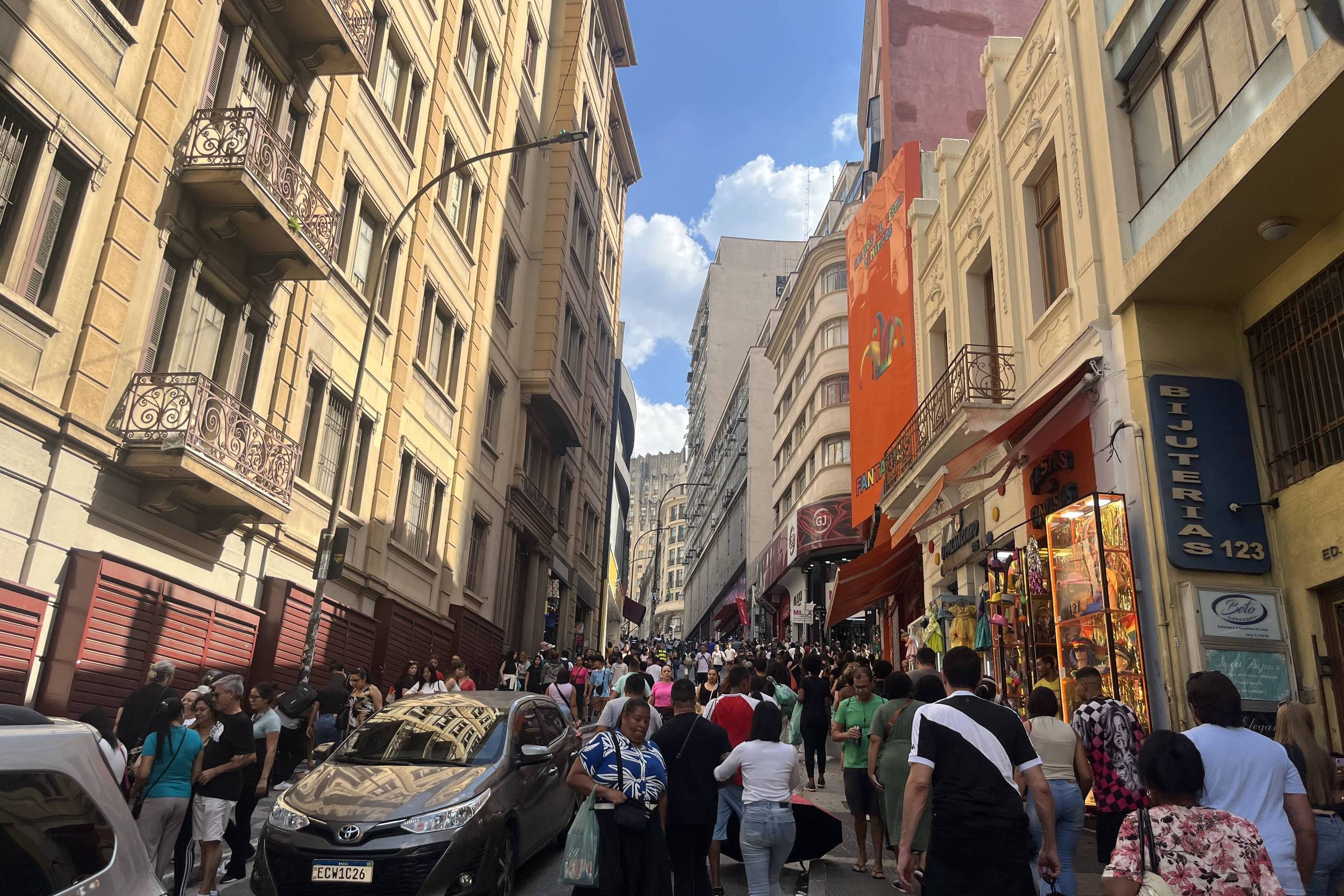 Consumidor utiliza loja física para testar produto, mas fecha compra no online, diz levantamento