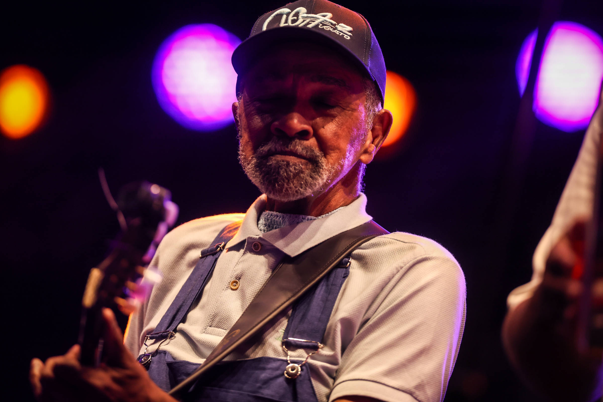 Sambista Cleber Augusto, há 20 anos sem voz, volta a cantar com ajuda de IA