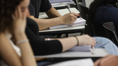 SÃO PAULO- SP-BRASIL - 30-10-2024 - Estudantes em sala de aula durante aula de cursinho preparatorio para primiera fase do Enem. Aula Curso Pré-Vestibular - OBJETIVO ..**(Foto: Rafaela Araújo/Folhapress,  Cotidiano) *** EXCLUSIVO FOLHA DE SÃO PAULO ***
