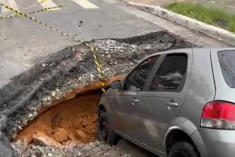 Carro é engolido por cratera em avenida da zona leste de SP