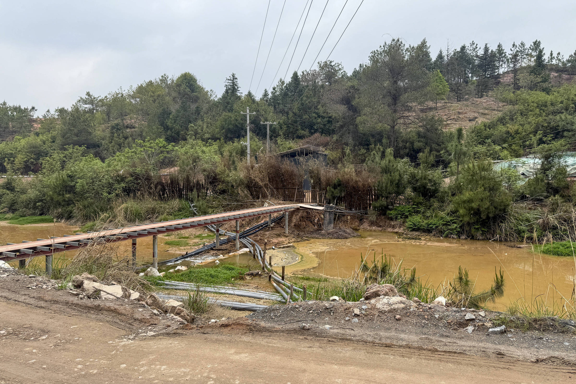 China interrompe exportações de minerais críticos após guerra comercial se intensificar
