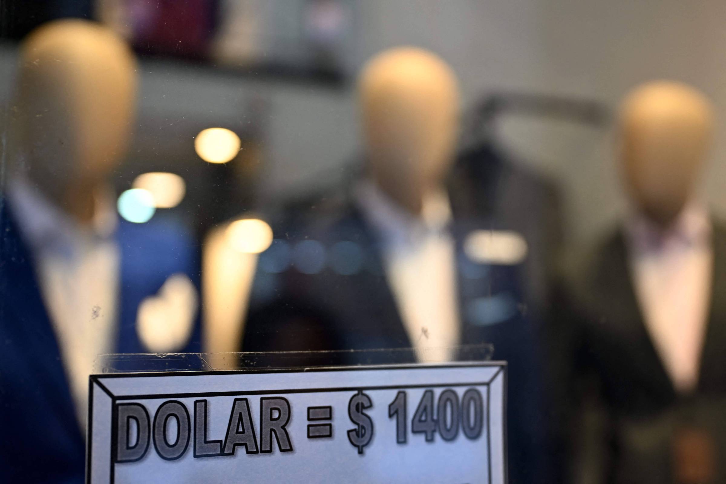 'Problema é que falta peso para comprar dólar': Argentina vive dia tranquilo após liberar troca