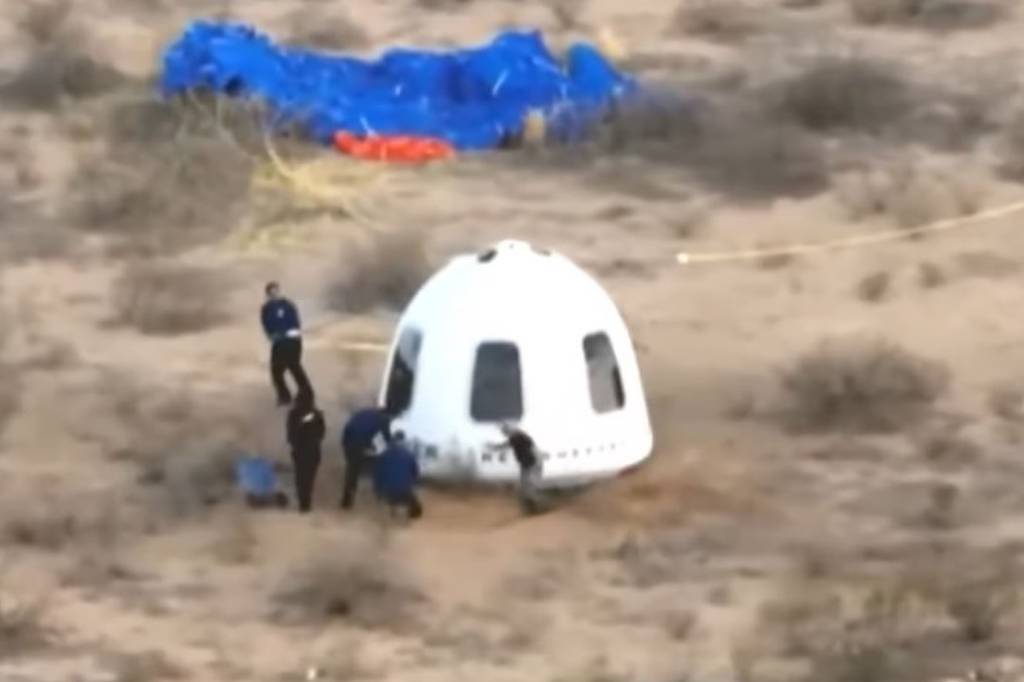 Jeff Bezos cai ao tropeçar em buraco durante exploração da Blue Origin; assista