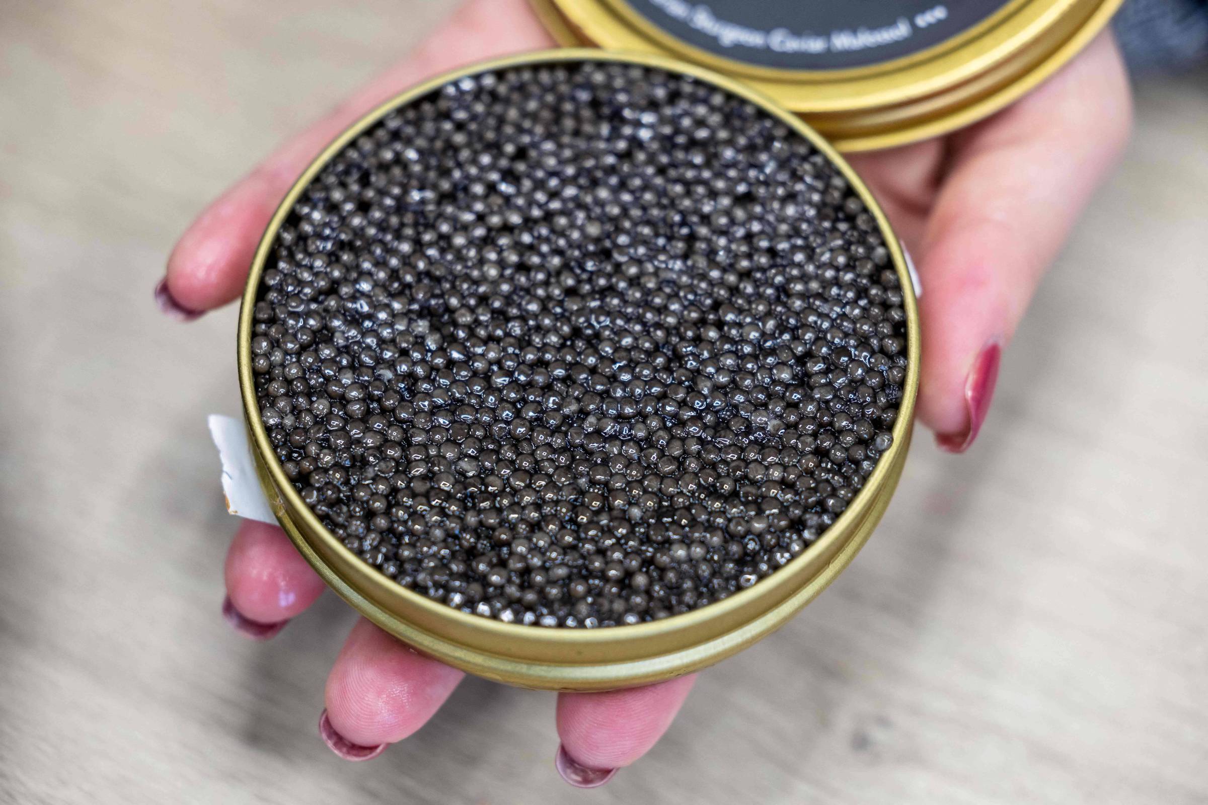 Preço do caviar cai tanto que há quem o compare a frango assado