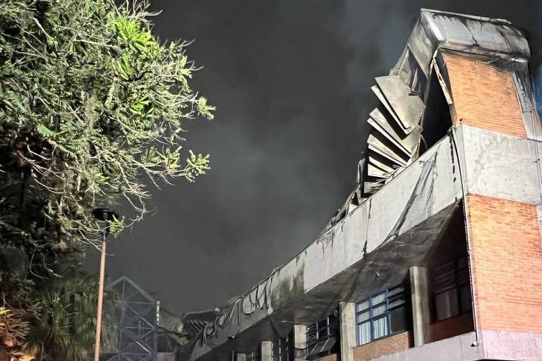 Incêndio de grandes proporções atinge campus da PUC em Curitiba
