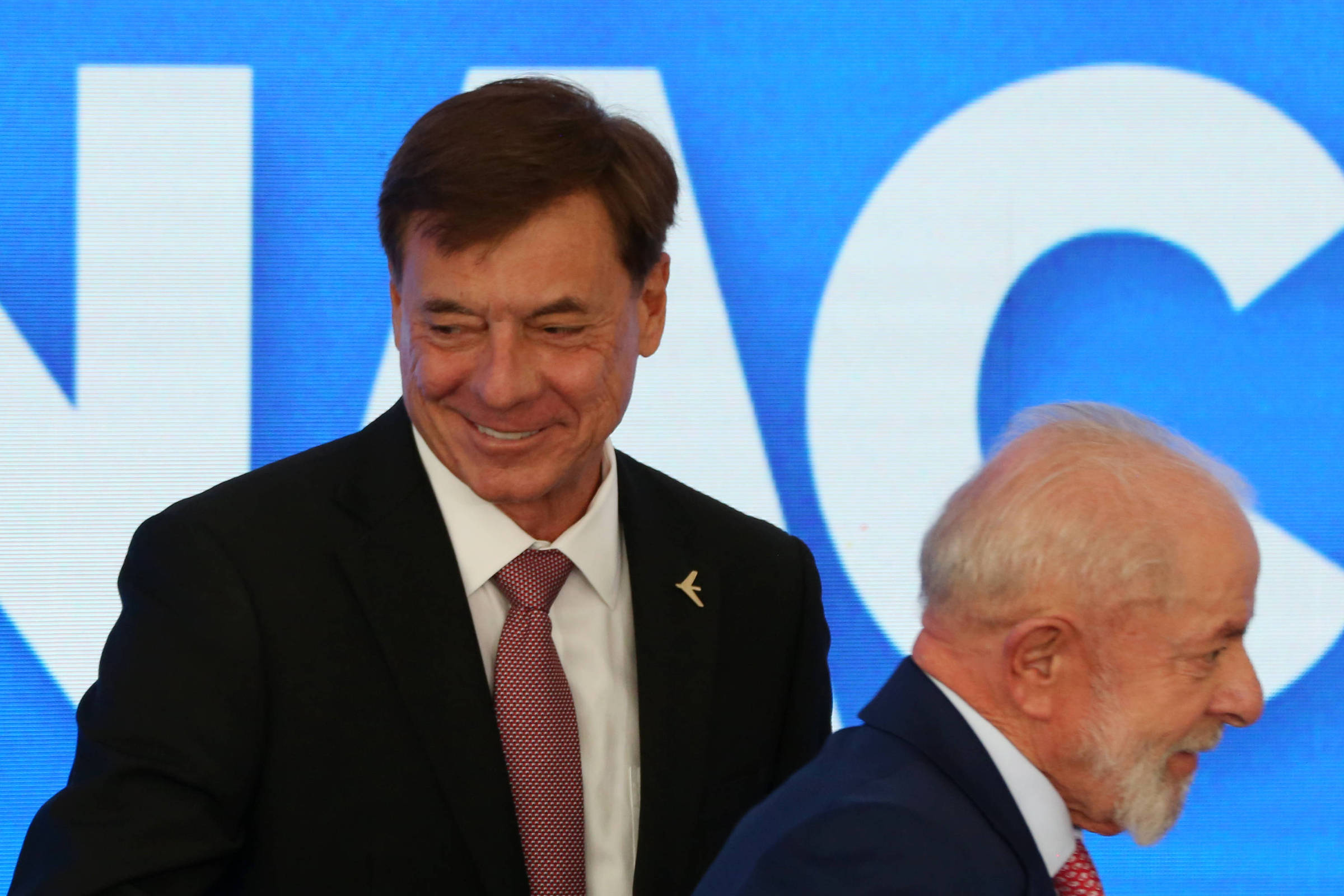 China não confirma veto à Boeing, mas elogia Embraer